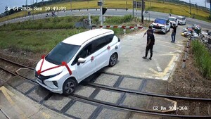 Mượn xe em vợ đi đám cưới rồi cố tình vượt rào chắn đường sắt lúc đèn đỏ