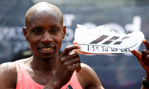 Xuất hiện 2 dị nhân lập kỳ tịch lịch sử chạy marathon dưới 2 giờ