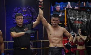 Cận cảnh học trò Johnny Trí Nguyễn đánh bại võ sĩ Campuchia