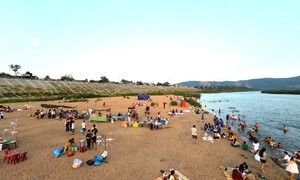 Tránh nóng ngày lễ, người dân rủ nhau ra 'biển' ở vùng núi Đắk Lắk