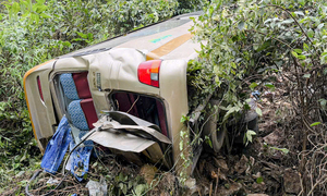 Xác định nguyên nhân vụ xe khách chở 25 người rơi xuống taluy ở Sơn La