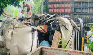 Tuyên Quang: Xe khách chở đoàn du lịch từ Đồng Văn gặp nạn, đầu xe bẹp rúm