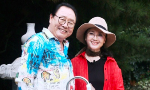 'Trư Bát Giới' Mã Đức Hoa: Viết 300 thư tay, tặng vợ nhẫn kim cương ở sân bay