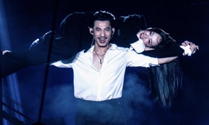 Clip Liên Bỉnh Phát bế bổng bạn gái trên sân khấu hút triệu view