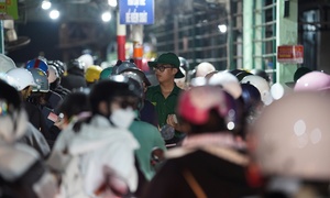 Ùn tắc đến khuya ở phà Cát Lái, tài xế chờ hàng giờ để trở về TP.HCM