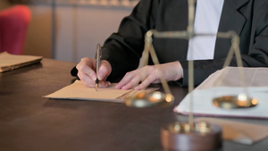 Vay 100 triệu đồng, gia đình phải trả gần 2 tỷ chuộc lại nhà