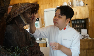 Chiếc bánh đặc biệt tái hiện địa đạo, người Mẹ Việt Nam anh hùng