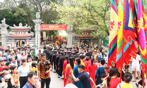 Tàu '5 cửa ô' lần đầu xuất hiện tại Lễ hội Đền Đô