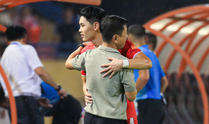 Đình Bắc ôm chặt HLV Văn Sỹ Sơn: Bài học 'lúa chín cúi đầu'