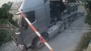 Ô tô đầu kéo liều lĩnh vượt rào chắn đường sắt khi đèn đỏ