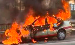 Hà Nội: Ô tô con bốc cháy dữ dội ở đường Vành đai 3 trên cao