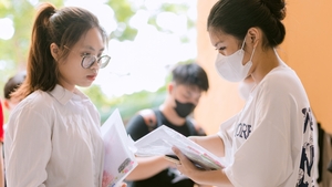 Soi điểm chuẩn năm ngoái của 10 trường THPT có tỷ lệ 'chọi' cao nhất Hà Nội 2026