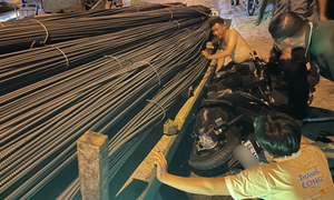 Thép rơi từ xe đầu kéo đè nát xe máy chạy cùng chiều