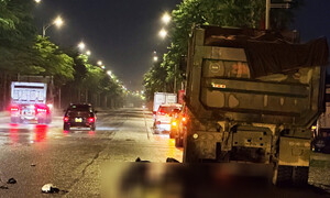 Xe máy va chạm xe ben trong đêm mưa dông, 2 người tử vong