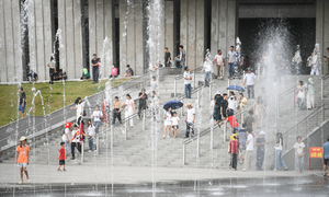 Dòng người nườm nượp đổ về Bảo tàng Lịch sử Quân sự Việt Nam dịp lễ 30/4