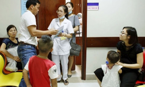 Con ốm, cả bố và mẹ cùng được nghỉ chăm và hưởng Bảo hiểm xã hội