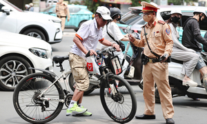 Uống 1 lon bia, người đàn ông ở Hà Nội đi xe đạp ra đường bị xử phạt