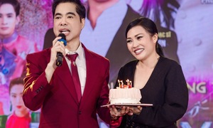 Ngọc Sơn làm một điều khiến Phương Thanh xúc động trước 10.000 khán giả