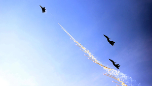 Nhìn lại khoảnh khắc tiêm kích Su30mk2 thả nhiễu quanh TP.HCM dịp 30/4