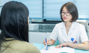 Nằm điều hòa cả tuần, người phụ nữ nhập viện vì amidan đầy mủ