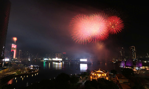 Pháo hoa rực sáng bầu trời TP.HCM tối 30/4