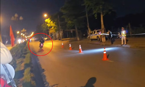 Thanh niên đi xe máy lạng lách ‘thông chốt’, tông bay rào sắt ở Hưng Yên