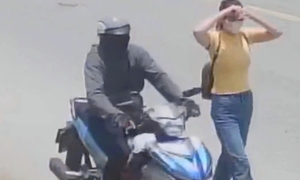 Bắt nghi phạm cướp tiệm vàng rồi lên xe máy bỏ trốn