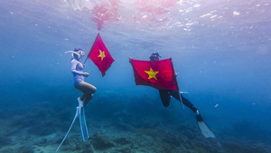 Du lịch Quy Nhơn, giới trẻ hào hứng check-in đáy biển cùng cờ Tổ quốc