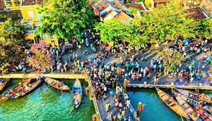 Phố cổ Hội An, bãi biển Ninh Bình đông nghẹt du khách cả ngày lẫn đêm
