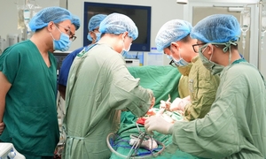 Sản phụ 9 năm hiếm muộn vừa đón con đầu lòng, vừa thoát khối u lách 1,5kg
