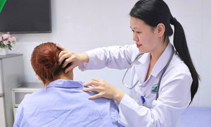 Nhầm mảng da sạm ở cổ là vết bẩn, cô gái 20 tuổi suýt mất mạng