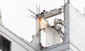 Hà Nội phá dỡ khách sạn 9 tầng bên Hồ Gươm