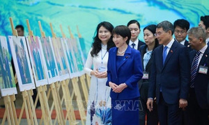 Thủ tướng Lê Minh Hưng và Thủ tướng Nhật Bản tham quan Trưng bày ảnh