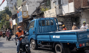 Vượt rào chắn đường sắt, tài xế ở TP.HCM bị phạt 5 triệu, tước bằng lái 2 tháng