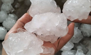 Mưa đá to bằng quả trứng trút xuống Nghệ An