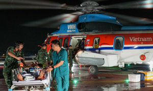 Trực thăng bay xuyên đêm đưa 2 bệnh nhân nguy kịch từ Trường Sa vào đất liền