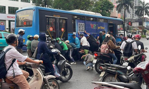 Người dân xúm vào nâng xe buýt, cứu người phụ nữ mắc kẹt dưới gầm xe