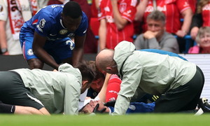 Cầu thủ Chelsea bất tỉnh, đi cấp cứu ngay lần đầu ra sân ở Ngoại Hạng Anh