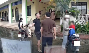 Phụ huynh hung hăng tát shipper giao thực phẩm tại sân trường mầm non