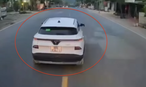 Lái ô tô lạng lách trên đường, tài xế bị phạt 45 triệu, tước giấy phép 11 tháng