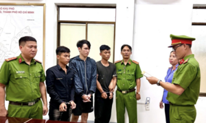 Bắt khẩn cấp 3 thanh niên dùng mũ bảo hiểm đánh người đi xe máy ở TP.HCM