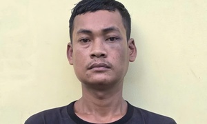 Bé 2 tuổi bị bạo hành dã man: Cha dượng khai 'toàn bộ vết thương do vợ gây ra'