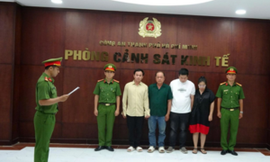 Bắt 4 người ở TP.HCM dùng axit công nghiệp pha chế thành giấm Hàn Quốc
