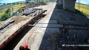 Video khoảnh khắc tài xế container cố tình vượt đường ngang, làm gãy barie