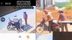 Cụ ông cởi áo che yên xe để vợ ngồi không bị nóng, dân mạng gọi là soái ca