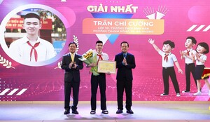 Nam sinh lớp 9 'gây sốt' với bức thư gửi từ thế giới của những robot
