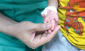 Hành trình vượt 300km giành sự sống cho bé trai có trái tim chiếm 2/3 lồng ngực
