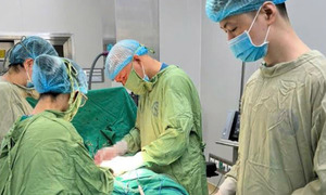 Bụng to bất thường, bé gái 14 tuổi phát hiện khối u buồng trứng ác tính khổng lồ