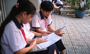 Học sinh TP.HCM 'chạy nước rút' tranh suất vào lớp 10