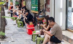 Từ gánh hàng rong đến quán ăn, đủ kiểu đối phó để chiếm vỉa hè Hà Nội
